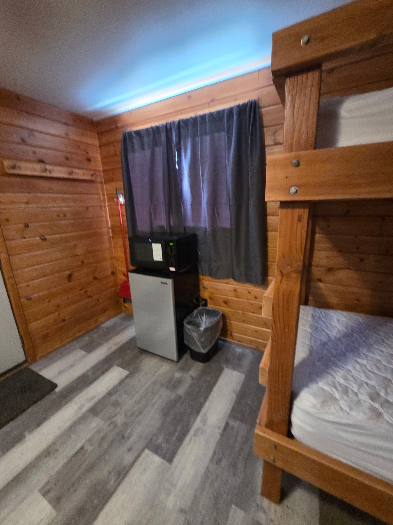 Ephrata Cabin Rental with table