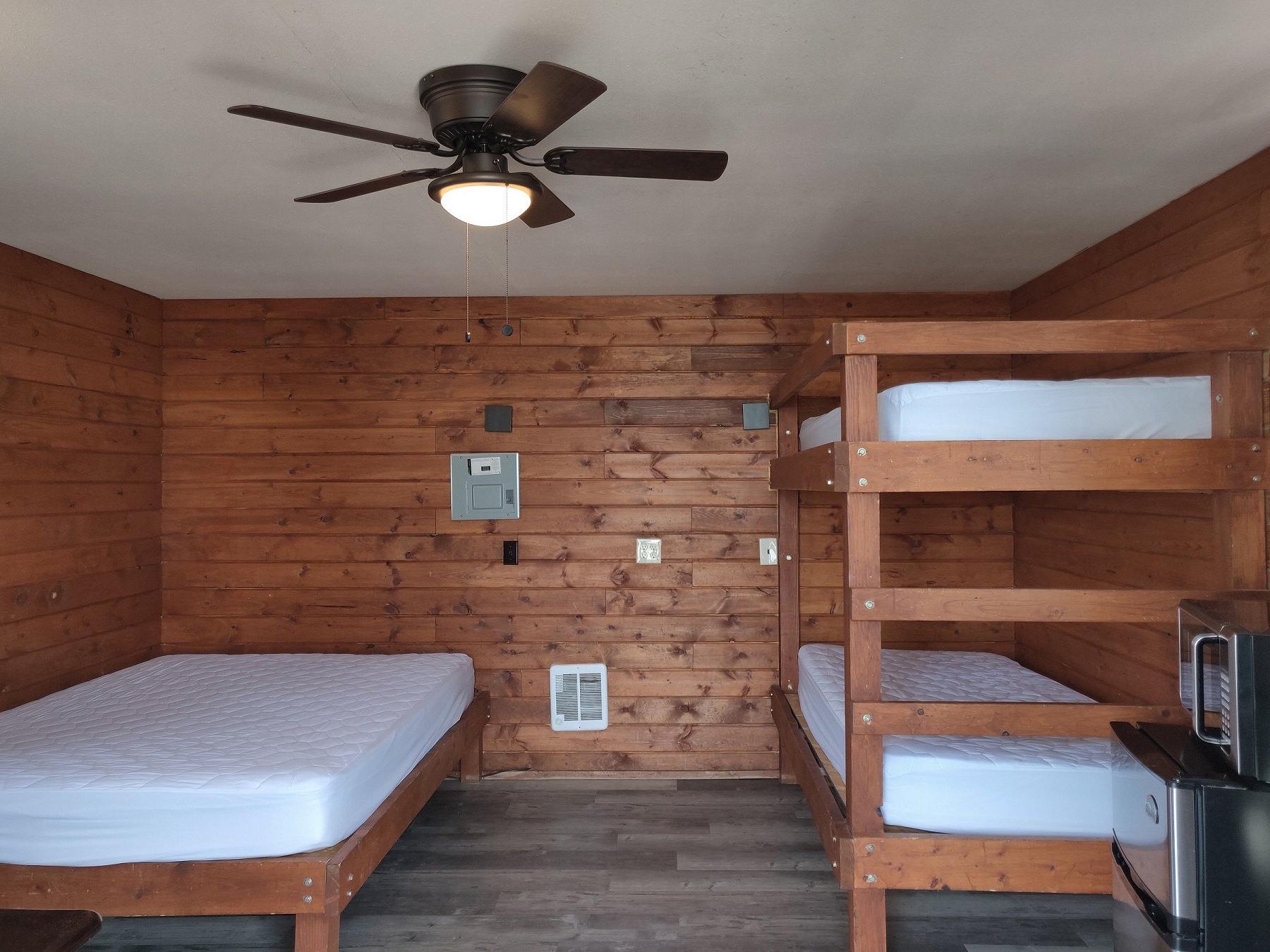 Queen and bunk bed cabins